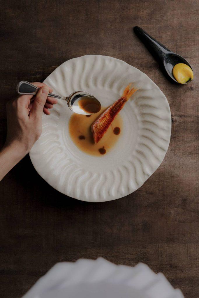 Présentation poisson - restaurant gastronomique enraciné dans le terroir de la Drôme